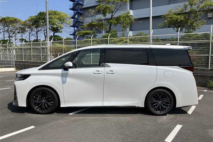 
								Toyota Vellfire 2023 Z Premier full									
